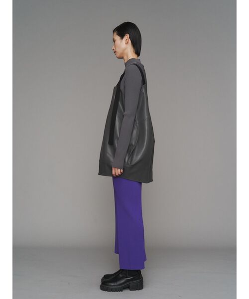 UN3D.(アンスリード)の「FAKE LEATHER COCOON LONG CAMI / フェイクレザーコクーンロングキャミ(その他トップス・レディース・グレー/ブラック・38/36)」の9枚目の写真