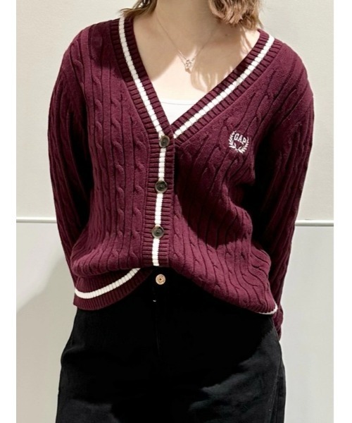 ケーブルニットクロップドGAPロゴカーディガン GAP（ギャップ）の「コットン100% ケーブルニット クロップド GAPロゴ