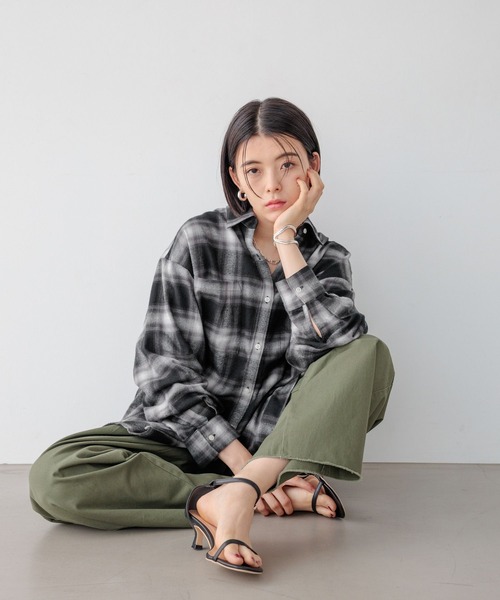 BAYFLOW（ベイフロー）の「[薄手生地で長く着られる]アソートチェックBIGシャツ（シャツ/ブラウス・レディース・ライトブルー/ブラック/エンジ/ナチュラル・SMALL/MEDIUM）」の16枚目の写真