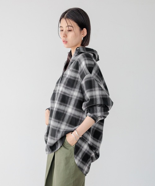 BAYFLOW（ベイフロー）の「[薄手生地で長く着られる]アソートチェックBIGシャツ（シャツ/ブラウス・レディース・ライトブルー/ブラック/エンジ/ナチュラル・SMALL/MEDIUM）」の17枚目の写真