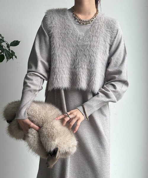 DouDou(ドゥドゥ)の「【WEB限定】フェザーヤーンニットベスト+ニットワンピースセット(セットアップ・レディース・ブラック/グレイッシュベージュ/チャコールグレー・FREE)」の3枚目の写真