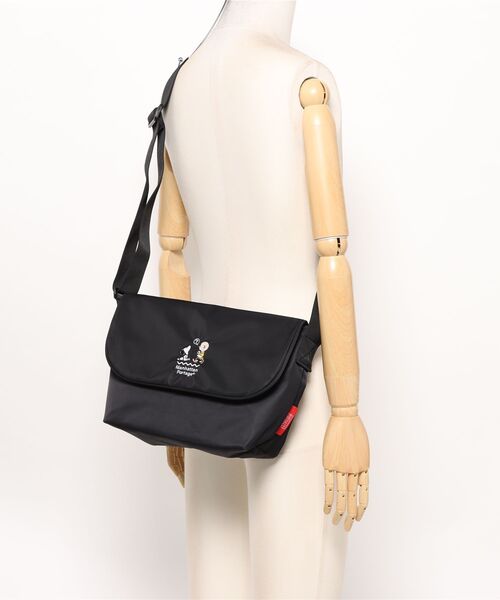 Manhattan Portage（マンハッタンポーテージ）の「CASUAL MESSENGER SLIM BP W/DIV MGNT PEANUTS 25（メッセンジャーバッグ・レディース・ブラック・SMALL）」の17枚目の写真
