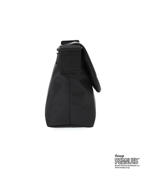 Manhattan Portage（マンハッタンポーテージ）の「CASUAL MESSENGER SLIM BP W/DIV MGNT PEANUTS 25（メッセンジャーバッグ・レディース・ブラック・SMALL）」の4枚目の写真
