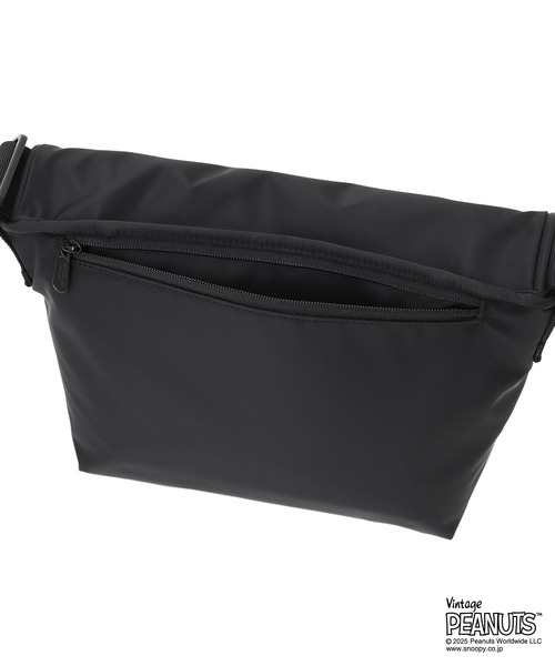 Manhattan Portage（マンハッタンポーテージ）の「CASUAL MESSENGER SLIM BP W/DIV MGNT PEANUTS 25（メッセンジャーバッグ・レディース・ブラック・SMALL）」の8枚目の写真