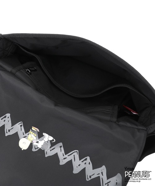 Manhattan Portage（マンハッタンポーテージ）の「CASUAL MESSENGER SLIM BP W/DIV MGNT PEANUTS 25（メッセンジャーバッグ・レディース・ブラック・SMALL）」の10枚目の写真