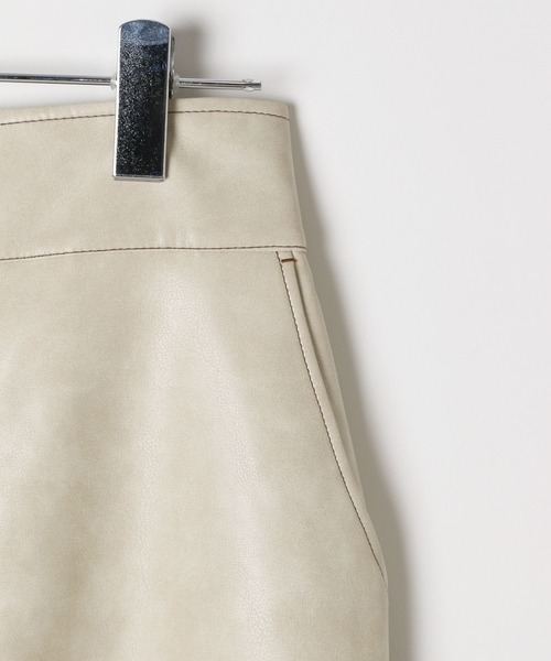 BAYFLOW（ベイフロー）の「[WEB限定／セットアップ対応]フェイクレザースカート（スカート・レディース・オフホワイト/ブラック・SMALL/MEDIUM）」の9枚目の写真