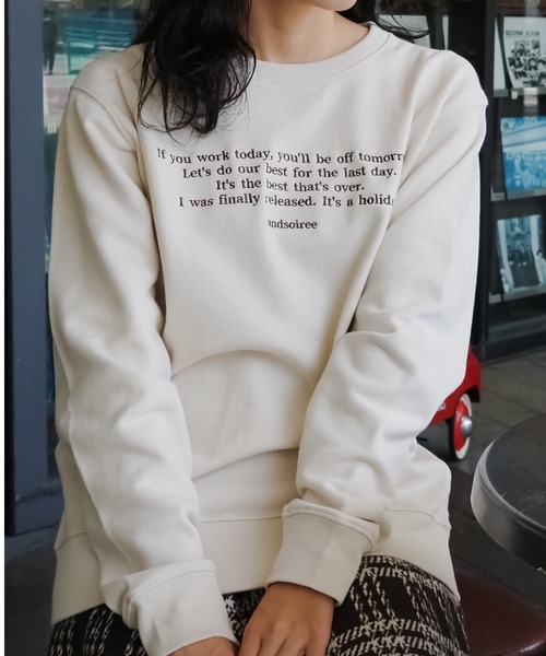 &soiree(アンドソワレ)の「【&soiree】メッセージ刺繍裏毛スウェットクルーネックプルオーバー(スウェット・レディース・ベージュ/ネイビー・FREE)」の2枚目の写真