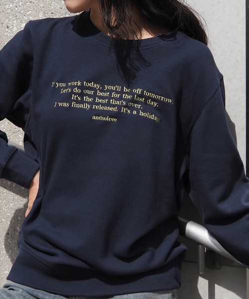 &soiree(アンドソワレ)の「【&soiree】メッセージ刺繍裏毛スウェットクルーネックプルオーバー(スウェット・レディース・ベージュ/ネイビー・FREE)」の1枚目の写真