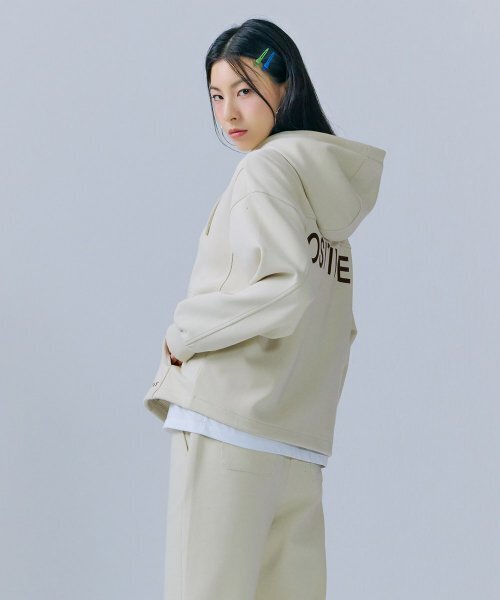 CHASECULT(チェイスカルト)の「レディース裾ストリングフードジップアップ-CERG4365B05(パーカー・レディース・オートミール・85/90)」の3枚目の写真