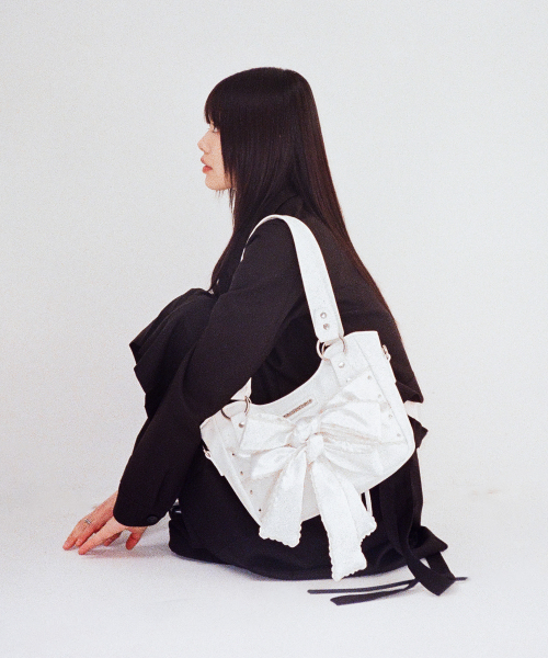 IUGAMAKARAS（イウガマカラス）の「Laced Ribbon Leather Shoulder Bag (White)（ショルダーバッグ・レディース・その他・FREE）」の4枚目の写真