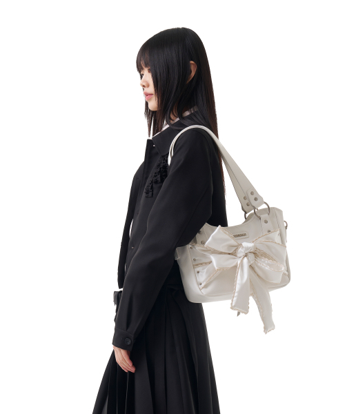 IUGAMAKARAS（イウガマカラス）の「Laced Ribbon Leather Shoulder Bag (White)（ショルダーバッグ・レディース・その他・FREE）」の10枚目の写真