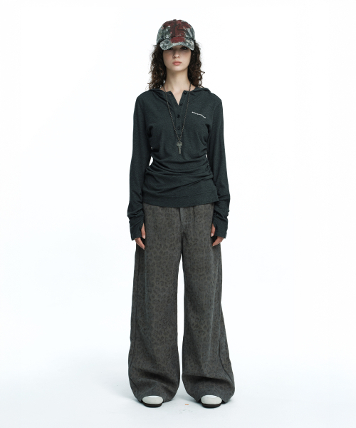 ROUGHNECK(ラフネック)の「ヘンリーフードロングスリーブトップ グレー(Tシャツ/カットソー・レディース・その他・SMALL/MEDIUM)」の2枚目の写真