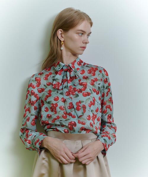 LOULOU WILLOUGHBY（ルルウィルビー）の「WEB限定【LOULOU WILLOUGHBY】LISAチェリープリント ボウタイブラウス（シャツ/ブラウス・レディース・サックスブルー/ブラック・2）」の19枚目の写真