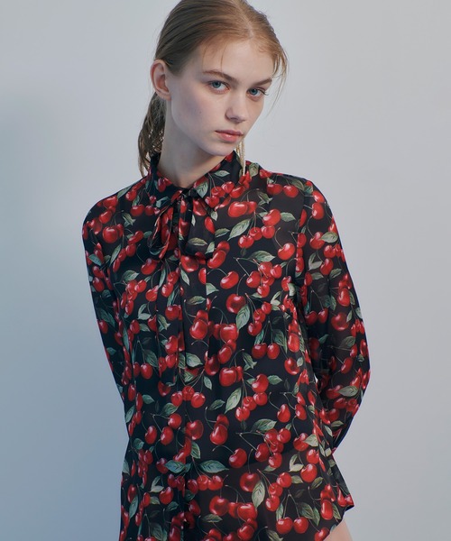 LOULOU WILLOUGHBY（ルルウィルビー）の「WEB限定【LOULOU WILLOUGHBY】LISAチェリープリント ボウタイブラウス（シャツ/ブラウス・レディース・サックスブルー/ブラック・2）」の2枚目の写真
