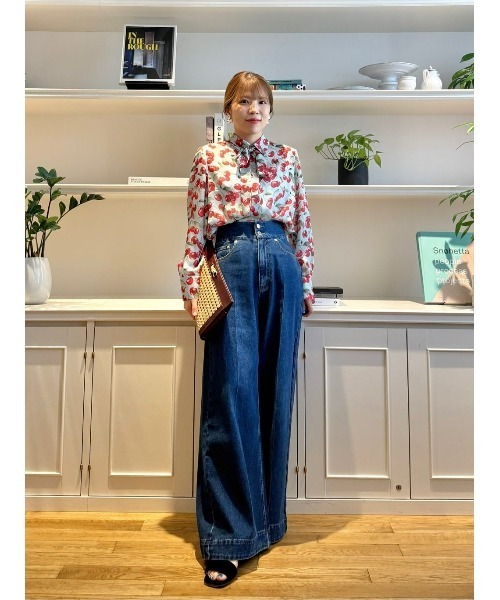 LOULOU WILLOUGHBY（ルルウィルビー）の「WEB限定【LOULOU WILLOUGHBY】LISAチェリープリント ボウタイブラウス（シャツ/ブラウス・レディース・サックスブルー/ブラック・2）」の3枚目の写真