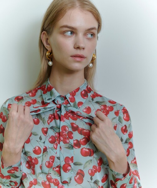 LOULOU WILLOUGHBY（ルルウィルビー）の「WEB限定【LOULOU WILLOUGHBY】LISAチェリープリント ボウタイブラウス（シャツ/ブラウス・レディース・サックスブルー/ブラック・2）」の4枚目の写真