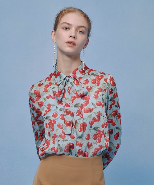 LOULOU WILLOUGHBY（ルルウィルビー）の「WEB限定【LOULOU WILLOUGHBY】LISAチェリープリント ボウタイブラウス（シャツ/ブラウス・レディース・サックスブルー/ブラック・2）」の8枚目の写真
