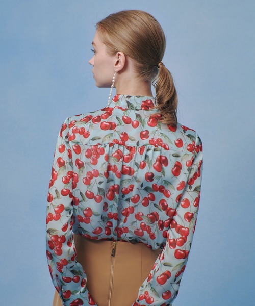 LOULOU WILLOUGHBY（ルルウィルビー）の「WEB限定【LOULOU WILLOUGHBY】LISAチェリープリント ボウタイブラウス（シャツ/ブラウス・レディース・サックスブルー/ブラック・2）」の6枚目の写真