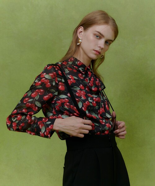 LOULOU WILLOUGHBY（ルルウィルビー）の「WEB限定【LOULOU WILLOUGHBY】LISAチェリープリント ボウタイブラウス（シャツ/ブラウス・レディース・サックスブルー/ブラック・2）」の11枚目の写真