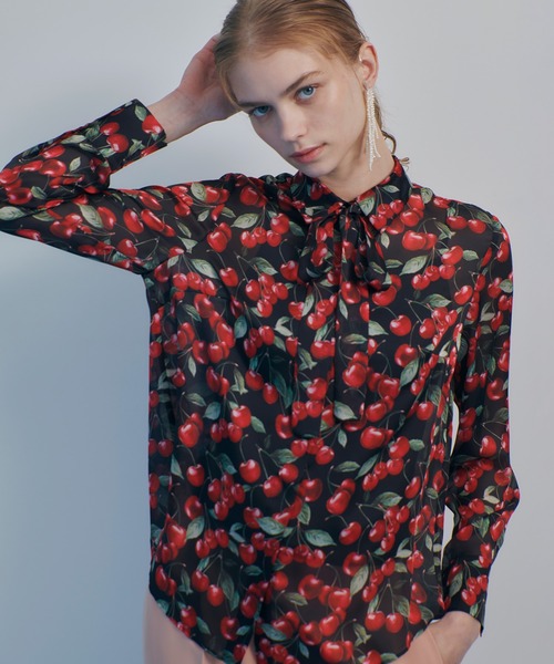 LOULOU WILLOUGHBY（ルルウィルビー）の「WEB限定【LOULOU WILLOUGHBY】LISAチェリープリント ボウタイブラウス（シャツ/ブラウス・レディース・サックスブルー/ブラック・2）」の16枚目の写真