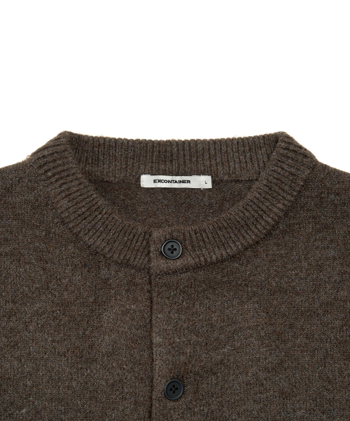 EXCONTAINER（エックスコンテナ）の「ミニマルボタンラウンドネッククロップカーディガン (MUTE BROWN)（カーディガン/ボレロ・メンズ・その他・MEDIUM/LARGE/X-LARGE）」の10枚目の写真