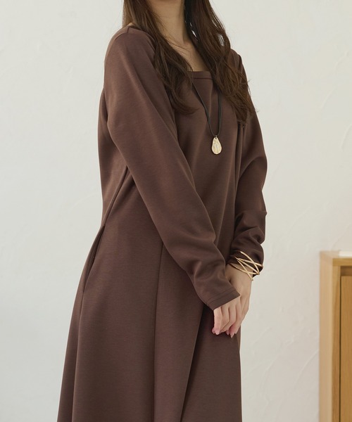 DAYRA(デイラ)の「ソリッドカラー ウエストシェイプ フレア マキシ ワンピース(ワンピース・レディース・ネイビー/ブラウン/ブラック/グレイッシュベージュ/グレー・S/FREE)」の8枚目の写真