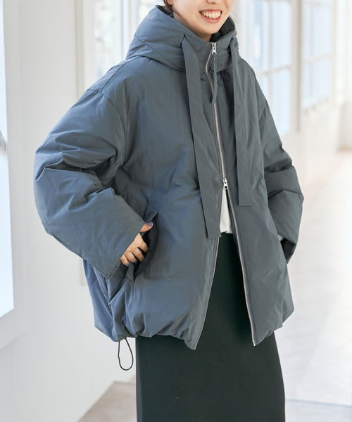 Spick & Span(スピックアンドスパン)の「《WEB限定》upper hights/アッパーハイツ Bern(ダウンジャケット/コート・レディース・ベージュ/コバルトブルー・1)」の4枚目の写真