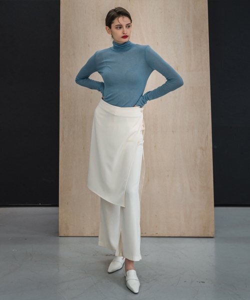 320SHOWROOM(320ショールーム)の「Wrap skirt Layerd Semi-bootcut Slit Span Slacks Cream(その他パンツ・レディース・その他・MEDIUM/SMALL)」の2枚目の写真