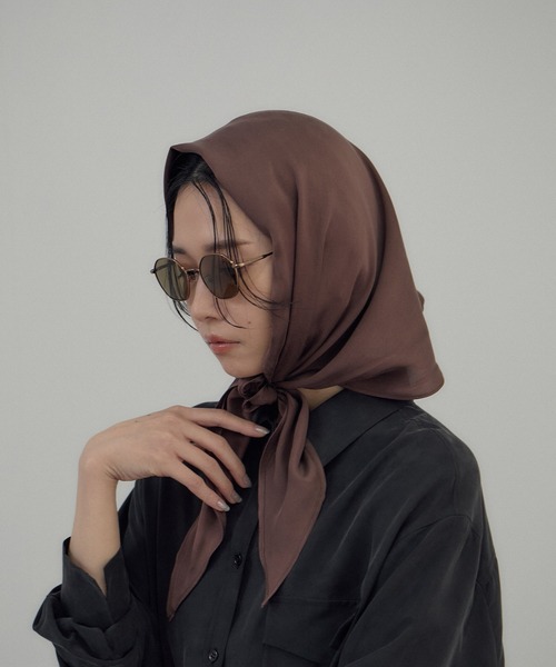 SALON adam et rope'(サロン アダム エ ロペ)の「シルクロサンジェスカーフ(バンダナ/スカーフ・レディース・ベージュ/ダークブラウン/サックスブルー・FREE)」の2枚目の写真