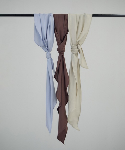 SALON adam et rope'(サロン アダム エ ロペ)の「シルクロサンジェスカーフ(バンダナ/スカーフ・レディース・ベージュ/ダークブラウン/サックスブルー・FREE)」の4枚目の写真