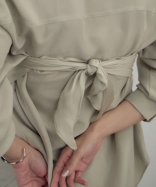 SALON adam et rope'(サロン アダム エ ロペ)の「シルクロサンジェスカーフ(バンダナ/スカーフ・レディース・ベージュ/ダークブラウン/サックスブルー・FREE)」の6枚目の写真