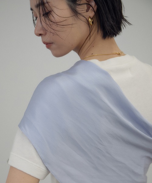 SALON adam et rope'(サロン アダム エ ロペ)の「シルクロサンジェスカーフ(バンダナ/スカーフ・レディース・ベージュ/ダークブラウン/サックスブルー・FREE)」の7枚目の写真