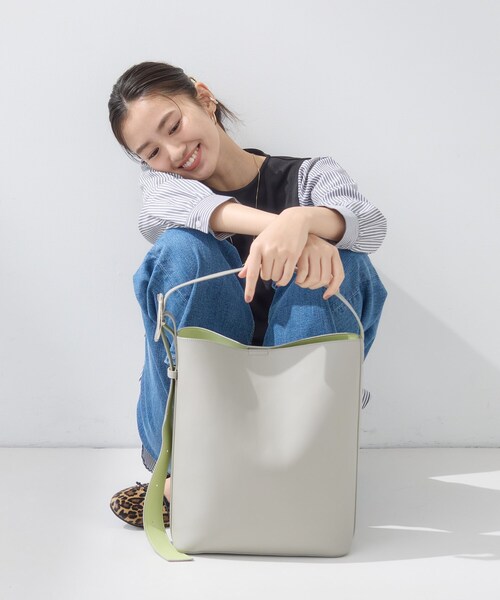 INDIVI(インディヴィ)の「【A4収納可能/合皮】配色デザインワンショルダーバッグ(ショルダーバッグ・レディース・ライトグレー系4/チャコール/ブラック系4・00)」の3枚目の写真