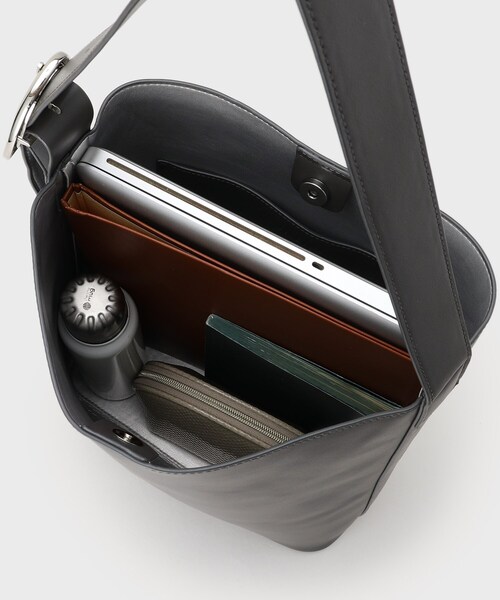 INDIVI(インディヴィ)の「【A4収納可能/合皮】配色デザインワンショルダーバッグ(ショルダーバッグ・レディース・ライトグレー系4/チャコール/ブラック系4・00)」の10枚目の写真