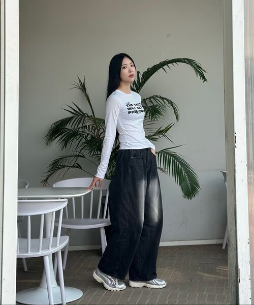 DANGLEDROP（ダングルドロップ）の「DGDP FREE YOUセミクロップロングスリーブチャコール（Tシャツ/カットソー・レディース・その他・FREE）」の4枚目の写真