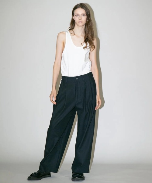 my beautiful landlet（マイビューティフルランドレット）の「【my beautiful landlet】 HIGH-TWIST TWILL TUCK WIDE PANTS（その他パンツ・メンズ・ベージュ/ネイビー・1/2）」の2枚目の写真