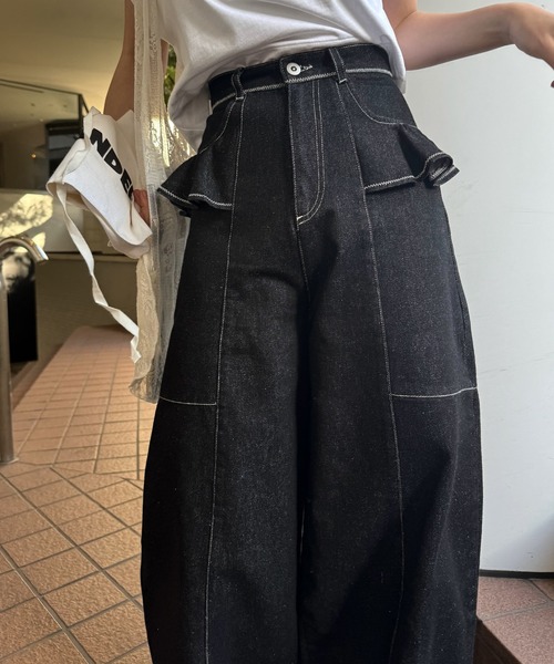WILLFULLY（ウィルフリー）の「frill pocket center seam bi color stitch denim（デニムパンツ・レディース・ブラック・M/S）」の2枚目の写真