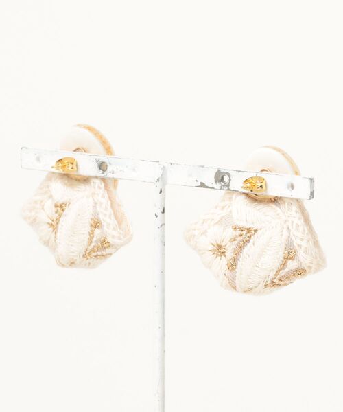tone（トーン）の「【Lily accessory】インド刺繡ピアス(MA)（ピアス（両耳用）・レディース・ホワイト・FREE）」の5枚目の写真