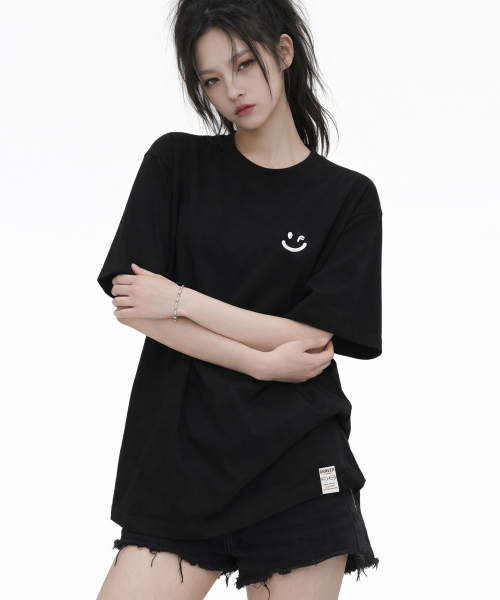 GRAVER（グレーバー）の「[ユニセックス]スモールドローイングスマイル半袖Tシャツ_ブラック/ホワイトロゴ（Tシャツ/カットソー・レディース・ブラック・SMALL/MEDIUM/LARGE）」の3枚目の写真