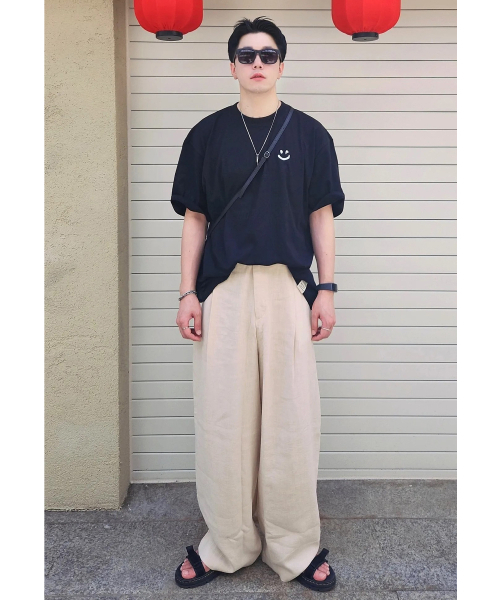 GRAVER（グレーバー）の「[ユニセックス]スモールドローイングスマイル半袖Tシャツ_ブラック/ホワイトロゴ（Tシャツ/カットソー・レディース・ブラック・SMALL/MEDIUM/LARGE）」の4枚目の写真