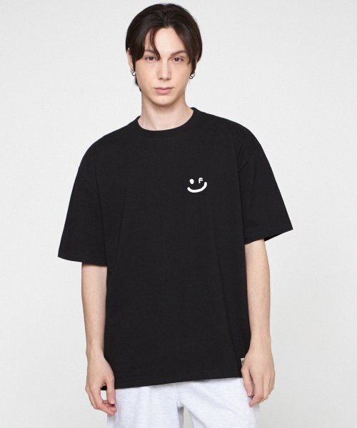 GRAVER（グレーバー）の「[ユニセックス]スモールドローイングスマイル半袖Tシャツ_ブラック/ホワイトロゴ（Tシャツ/カットソー・レディース・ブラック・SMALL/MEDIUM/LARGE）」の5枚目の写真