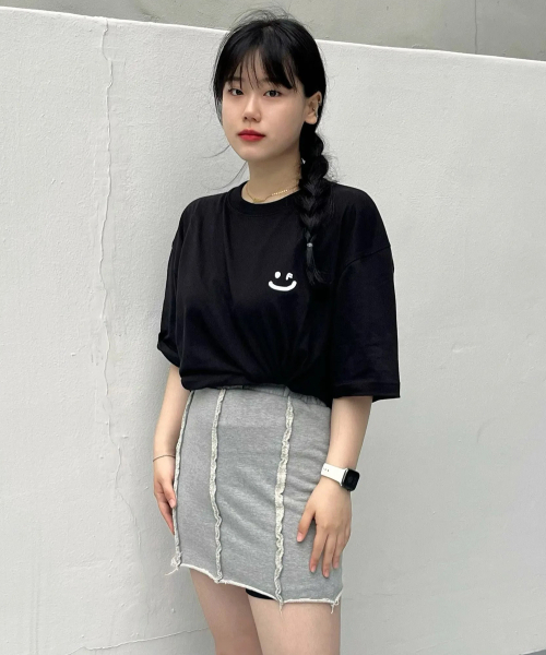 GRAVER（グレーバー）の「[ユニセックス]スモールドローイングスマイル半袖Tシャツ_ブラック/ホワイトロゴ（Tシャツ/カットソー・レディース・ブラック・SMALL/MEDIUM/LARGE）」の11枚目の写真