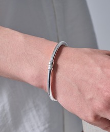 オープンバングル」に該当するレディースのアクセサリーファッション