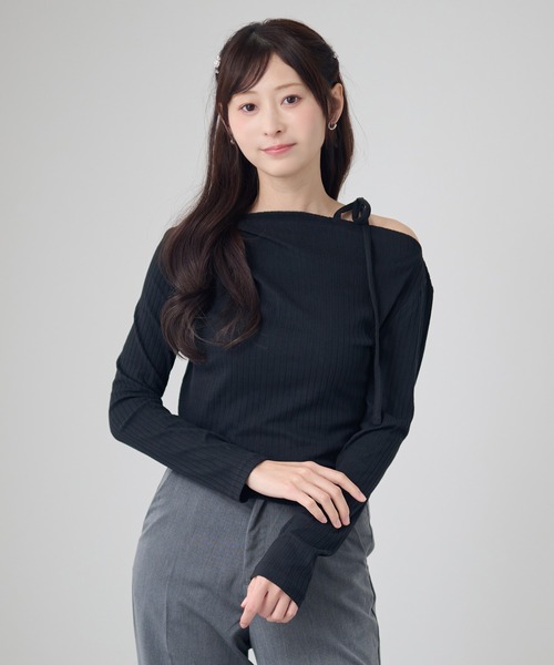 DAYRA(デイラ)の「リボンショルダー アシンメトリー 長袖 リブ トップス(Tシャツ/カットソー・レディース・ブラック/チャコールグレー/グリーン・FREE/S)」の4枚目の写真