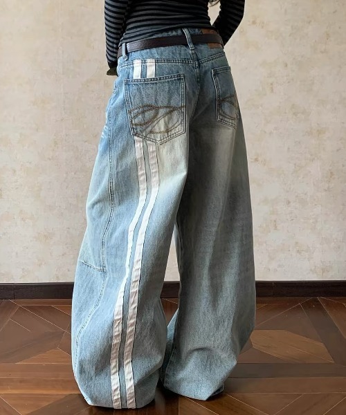 AVYL(アヴィル)の「サイドライン カーブバギーデニムパンツ/ワイドパンツ(デニムパンツ・レディース・サックスブルー・M/S/L)」の11枚目の写真