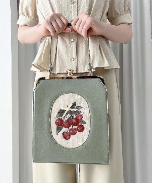 an another angelus(アンアナザーアンジェラス)の「チェリー刺繍スクエアがま口バッグ(ハンドバッグ・レディース・レッド/ライトグリーン・FREE)」の2枚目の写真