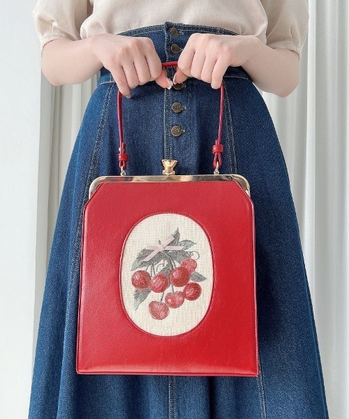 an another angelus(アンアナザーアンジェラス)の「チェリー刺繍スクエアがま口バッグ(ハンドバッグ・レディース・レッド/ライトグリーン・FREE)」の5枚目の写真