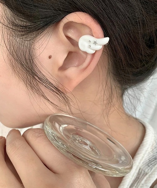 LA VORAGINE(ラ ヴォラジネ)の「天使の羽イヤーカフ 左耳用単品 ホワイト(イヤーカフ・レディース・White・FREE)」の7枚目の写真