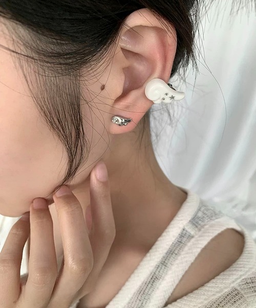 LA VORAGINE(ラ ヴォラジネ)の「天使の羽イヤーカフ 左耳用単品 ホワイト(イヤーカフ・レディース・White・FREE)」の6枚目の写真