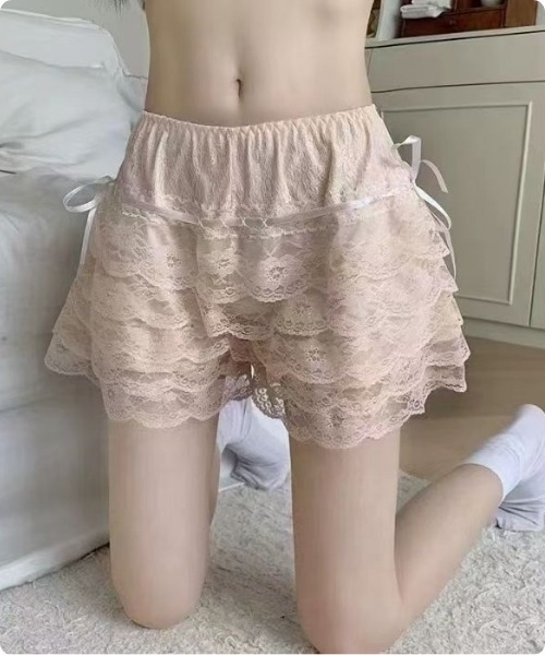 I.O.E(アイオイ)の「【韓国ガーリー】レースフリル ティアードショートパンツ(スカート・レディース・ピンク/ホワイト/ブラック・FREE)」の3枚目の写真